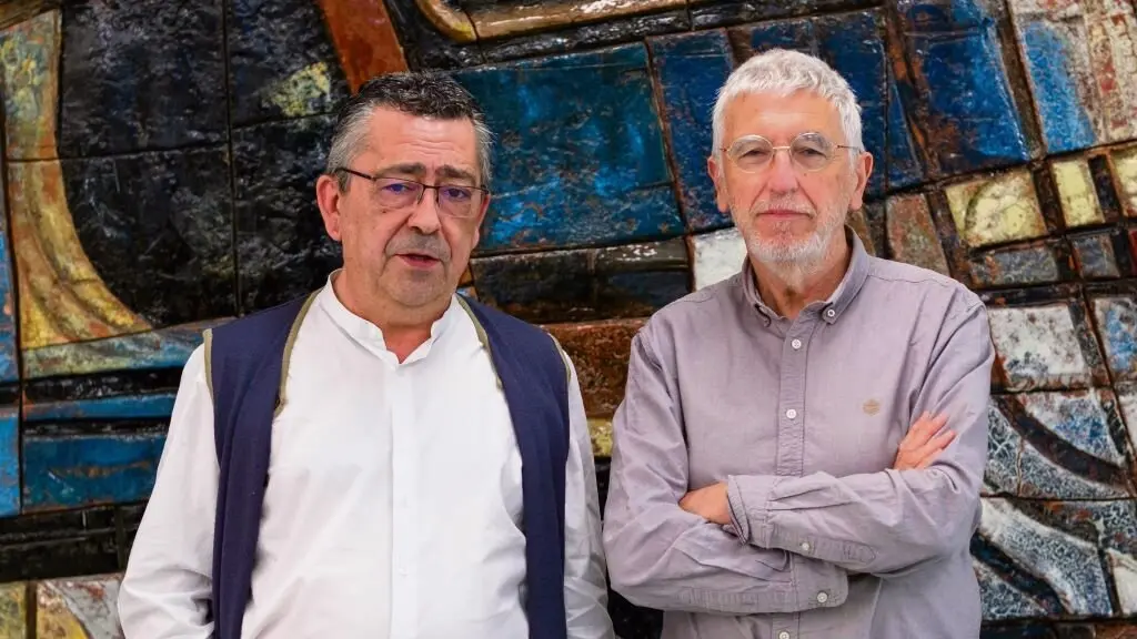 Os profesores Edelmiro L&oacute;pez Iglesias e Xo&aacute;n Carmona Bad&iacute;a na Facultade de Econ&oacute;micas da USC. (Foto: Arxina)