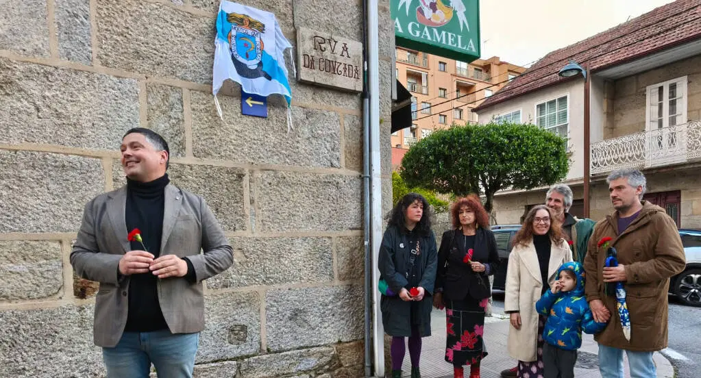 Manu Lourenzo e a familia momentos antes do desubrimento da praca 