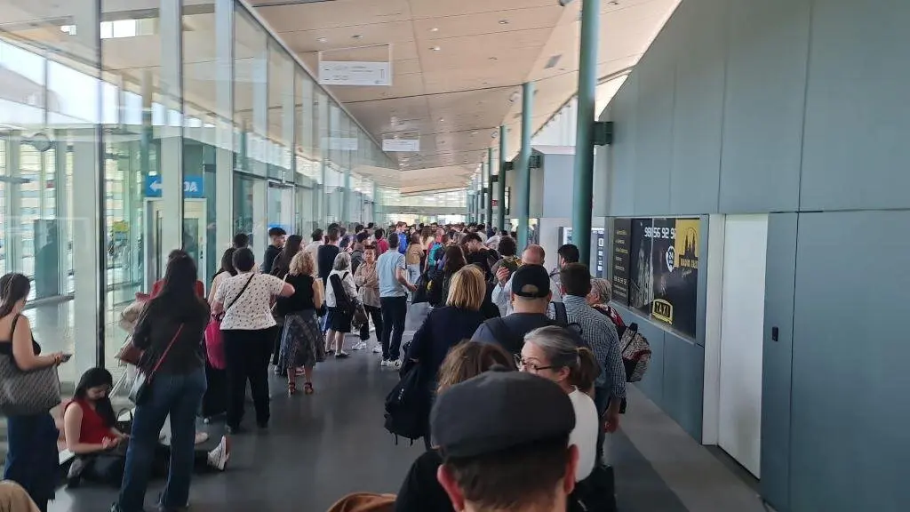 Aglomeraci&oacute;ns na estaci&oacute;n intermodal de Compostela este 28 de abril. (foto: N&oacute;s Diario)