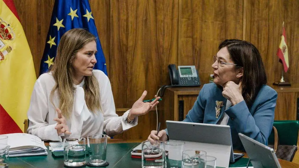 A vicepresidenta e ministra para a Transici&oacute;n Ecol&oacute;xica, Sara Aagesen, reuniuse este 1 de maio coa presidenta da CNMC, Cani Fern&aacute;ndez. (Foto: Carlos Luj&aacute;n / Europa Press)