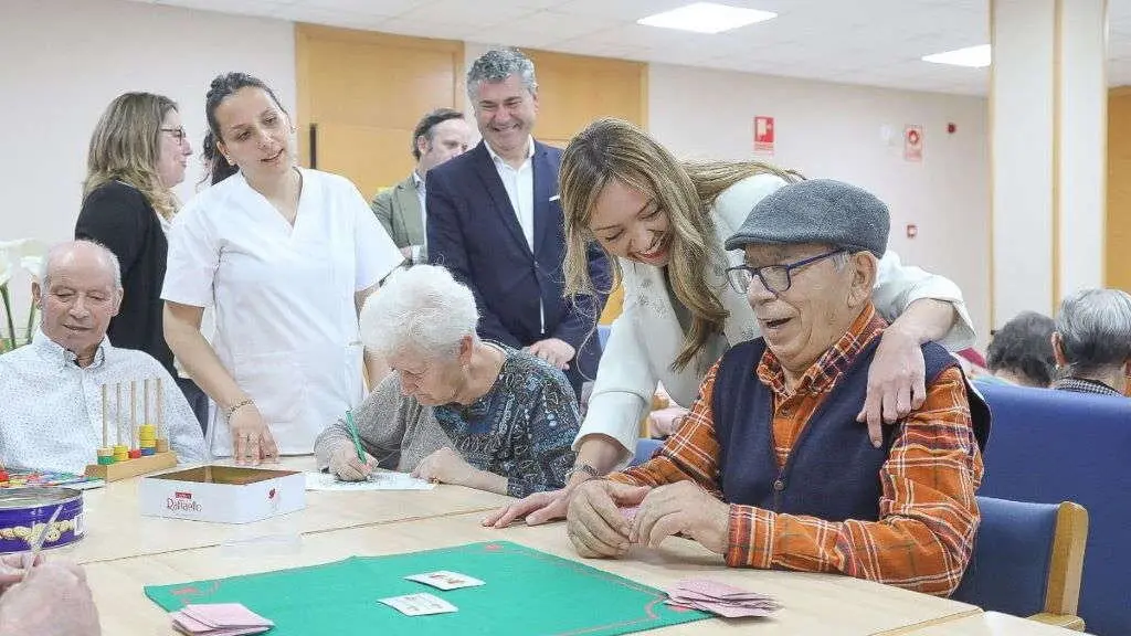 A conselleira de Pol&iacute;tica Social, Fabiola Garc&iacute;a, visitou a residencia de Boqueix&oacute;n (Compostela) este 30 de abril. (Foto: Xunta da Galiza)