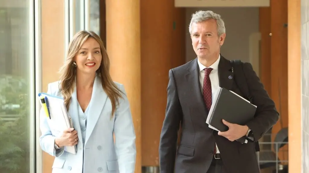 A conselleira de Pol&iacute;tica Social, Fabiola Garc&iacute;a, e o presidente da Xunta da Galiza, Alfonso Rueda. (Foto: Arxina)