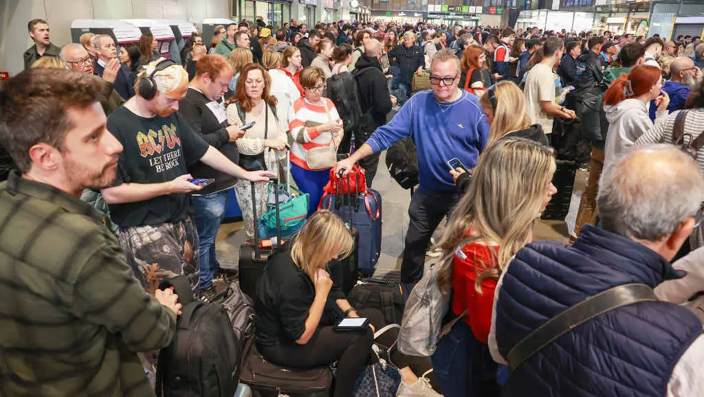 A estaci&oacute;n de Santa Justa, en Sevilla (Estado espa&ntilde;ol) rexistrou un caos polos atrasos nos servizo ferroviario con Madrid, a capital estatal, o 5 de maio de 2025. (Foto: Roc&iacute;o Ruz / Europa Press)