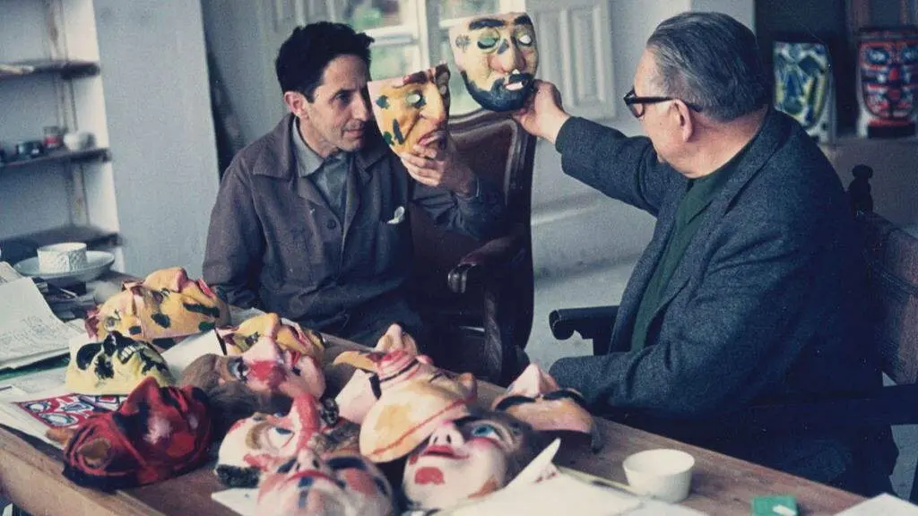 Isaac D&iacute;az Pardo e Luis Seoane no Castro en 1969 coas m&aacute;scaras para a obra teatral de Ricart Salvat 'Castelao e a s&uacute;a &eacute;poca'. (Foto: Fundaci&oacute;n Seoane)