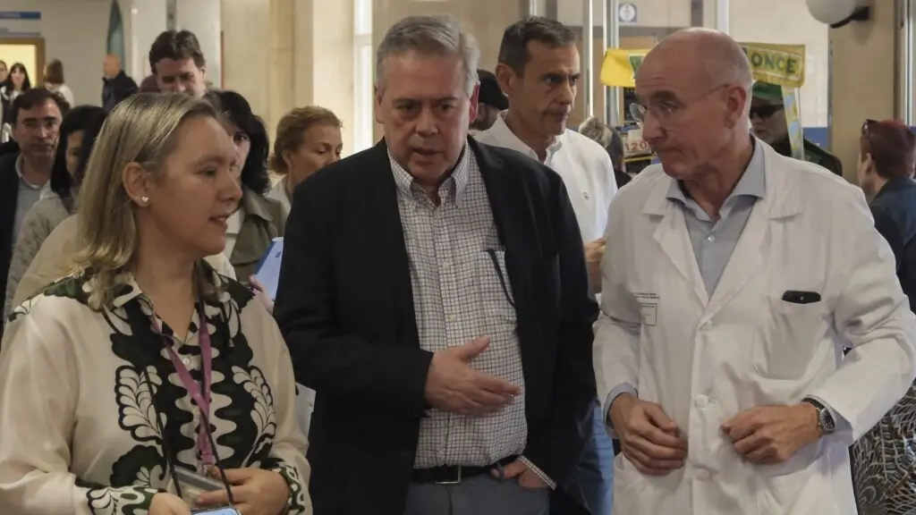 O conselleiro de Sanidade, Antonio G&oacute;mez Caama&ntilde;o (no centro) no hospital Materno Infantil de Ourense. (Foto: Xunta da Galiza)
