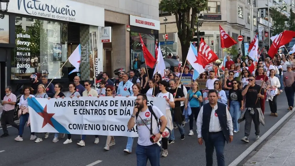 Mobilizaci&oacute;n de persoal das residencias privadas, esta cuarta feira en Vigo. (Foto: N&oacute;s Diario)