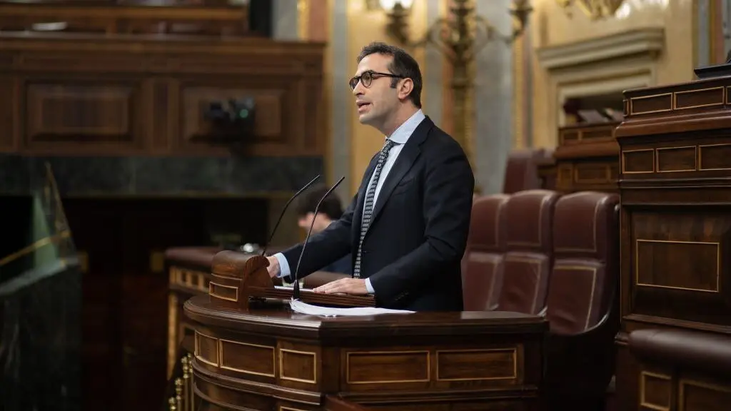 O ministro de Econom&iacute;a, Carlos Cuerpo, defendeu este 8 de maio o plan do Goberno contra os aranceis de Trump. (Foto: Alejandro Mart&iacute;nez V&eacute;lez / Europa Press)