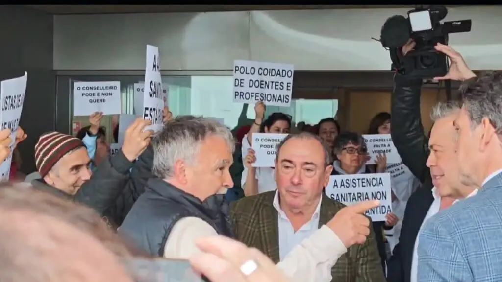 Doentes e persoal sanitario da mari&ntilde;a reciben o conselleiro G&oacute;mez Caaama&ntilde;o cunha protesta. (Foto: N&oacute;s Diario)
