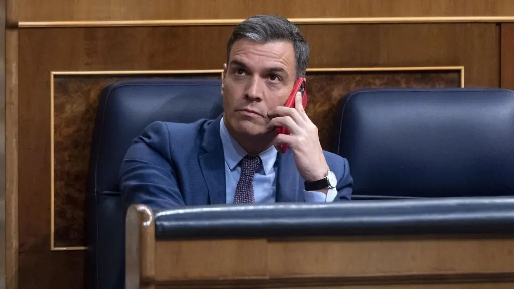 O presidente do Goberno espa&ntilde;ol, Pedro S&aacute;nchez, empregando o seu tel&eacute;fono m&oacute;bil. (Foto: Alberto Ortega / Europa Press)