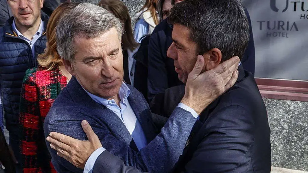 O presidente do PP, N&uacute;&ntilde;ez Feixoo, e o presidente da Generalitat valenciana, Carlos Maz&oacute;n, nun encontro en Val&egrave;ncia. (Foto: Rober Solsona / Europa Press)