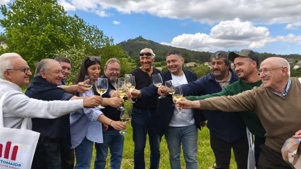 Brindis do alcalde con colleiteiros e colleiteiras do encontro. (Foto: Concello de Soutomaior)