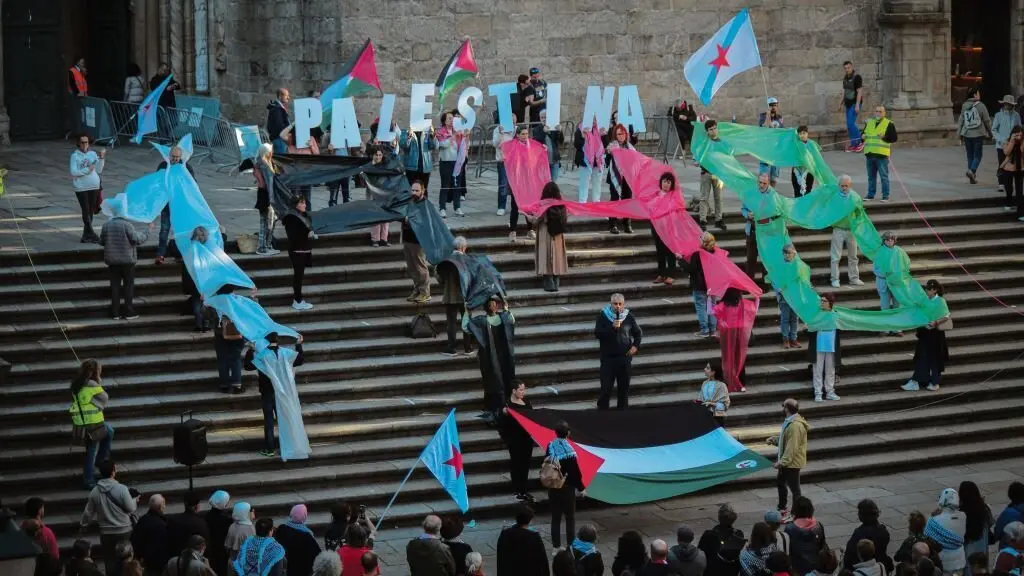 Un mosaico humano lembraba en 2025 o ano da Nakba na praza das Pratar&iacute;as de Compostela. (Foto: Clara Xanthina)