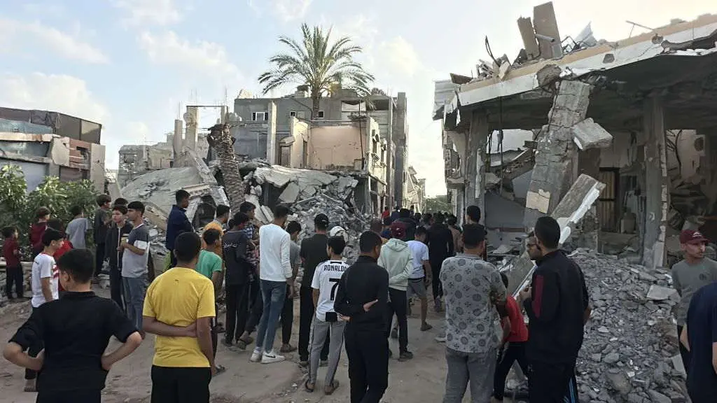 Palestinos inspeccionan unha casa que unha unidade especial do ex&eacute;rcito israel&iacute; invadiu con lume este 19 de maio en Khan Yunis. (Foto: Doaa el-Baz / Zuma Press / ContactoPhoto)