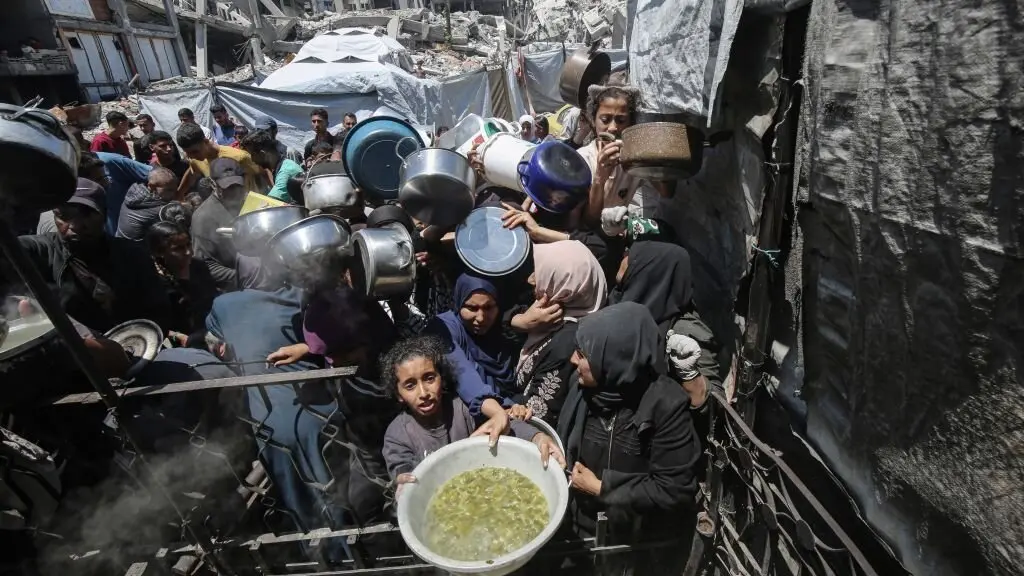 A poboaci&oacute;n palestina fai colas en Beit Lahia para recibir alimentos. (Foto: Omar Ashtawy / APA Images via ZUMA / DPA)