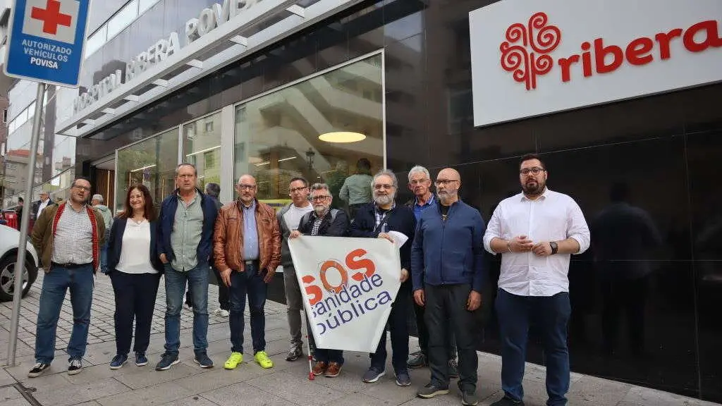 Representantes da plataforma SOS Sanidade P&uacute;blica da &aacute;rea de Vigo. (Foto: N&oacute;s Diario)