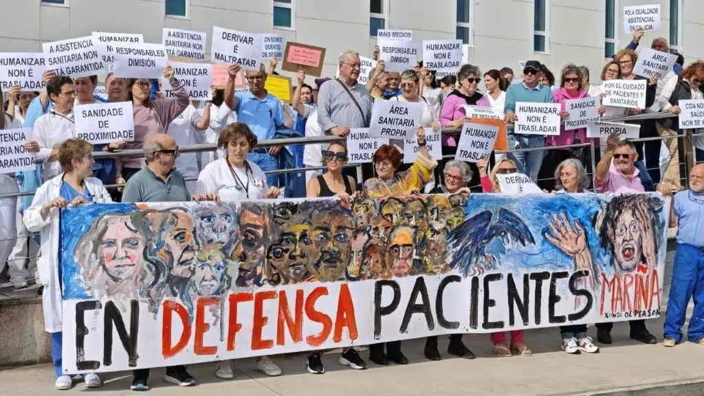 Pancarta creada por tres artistas da Mari&ntilde;a para denunicar a situaci&oacute;n de deterioraci&oacute;n da sanidade p&uacute;blica da comarca. (Foto: N&oacute;s Diario)