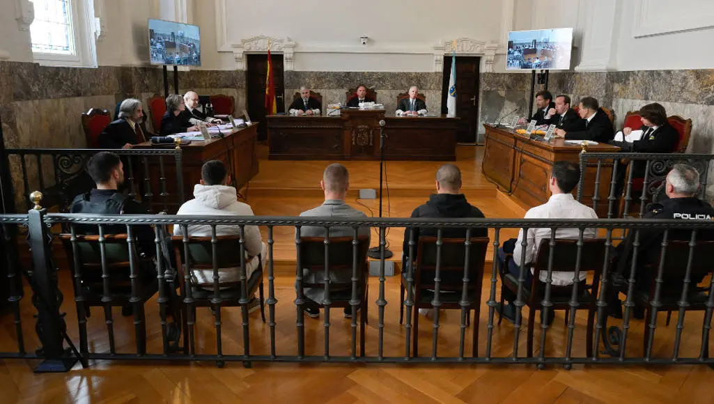 A Coru&ntilde;a
Vista de apelaci&oacute;n que se celebra en el Tribunal Superior de Xustiza de Galicia para resolver los recursos presentados por los procesados, en un intento por rebajar las penas de prisi&oacute;n que les impuso la Audiencia provincial de A Coru&ntilde;a tras el juicio con jurado popular celebrado a finales del 2024
Diego Monta&ntilde;a (), considerado l&iacute;der de la banda que atac&oacute; a Samuel e iniciador de la pelea, fue condenado a 24 a&ntilde;os de prisi&oacute;n por asesinato, con la agravante de discriminaci&oacute;n por motivo de orientaci&oacute;n sexual. Alejandro Freire (), alias Llumba, fue condenado a 20 a&ntilde;os y Kaio Amaral Silva () a 20 a&ntilde;os y medio, por el crimen y por el robo del m&oacute;vil de Samuel. Por su parte, Alejandro M&iacute;guez (), el &uacute;nico en libertad, fue condenado a 10 a&ntilde;os entre rejas como c&oacute;mplice de la muerte a golpes del joven auxiliar de enfermer&iacute;a.
28/04/2025
Foto: M. Dylan / Europa Press