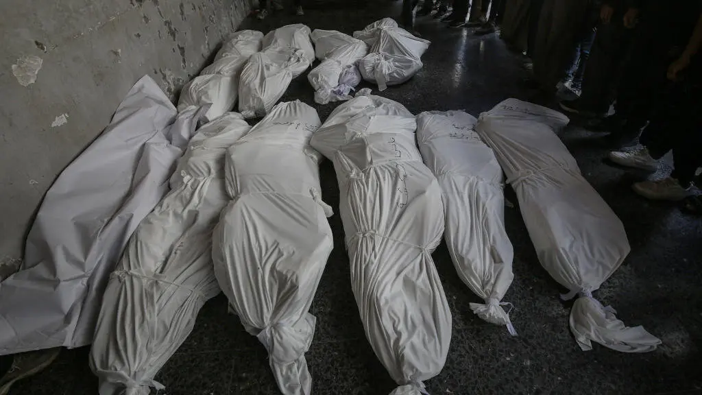 Corpos de palestinas e palestinos, entre eles crianzas, asasinados nun bombardeo israel&iacute; no norte de Gaza, o 20 de maio de 2025. (Foto: Omar Ashtawy / APA Images v&iacute;a ZUMA / DPA v&iacute;a Europa Press)