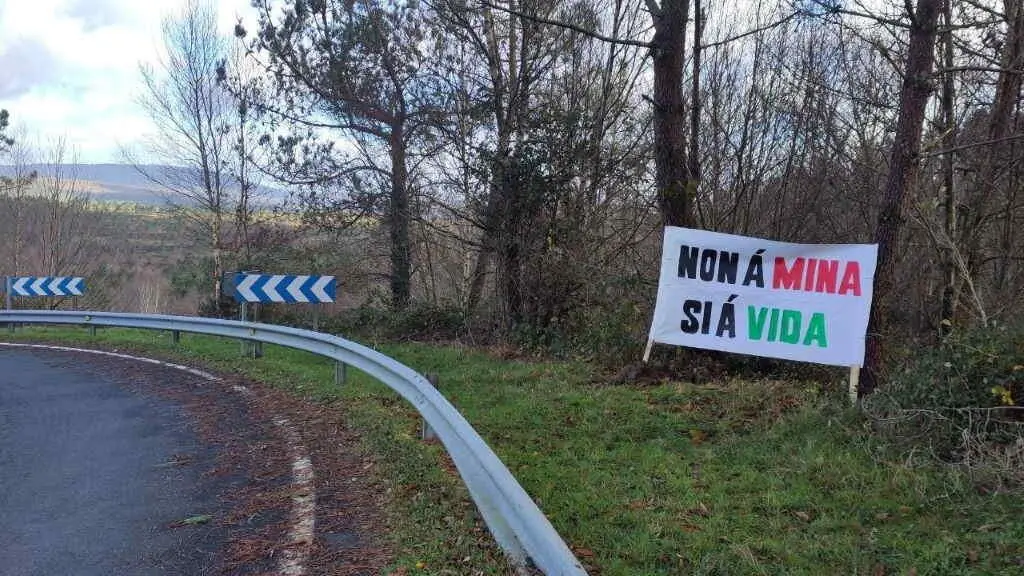 Cartel da plataforma SOS Su&iacute;do Seixo contra a mina de litio de Doade, en Beariz (O Carballi&ntilde;o). (Foto: SOS Su&iacute;do Seixo)