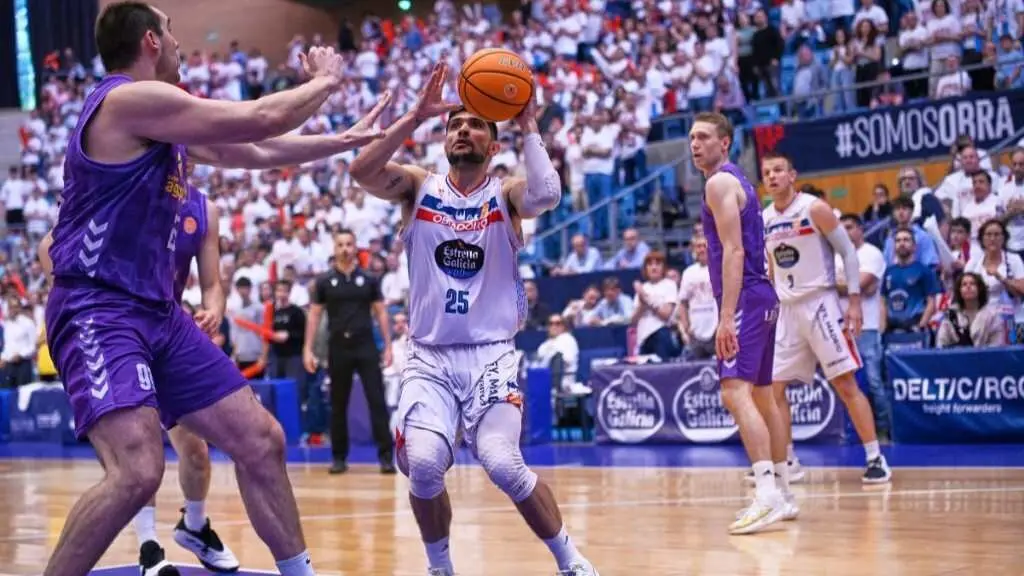 Sergi Quintela lanzando o bal&oacute;n no anterior choque co Palencia.  (Foto: Obradoiro)