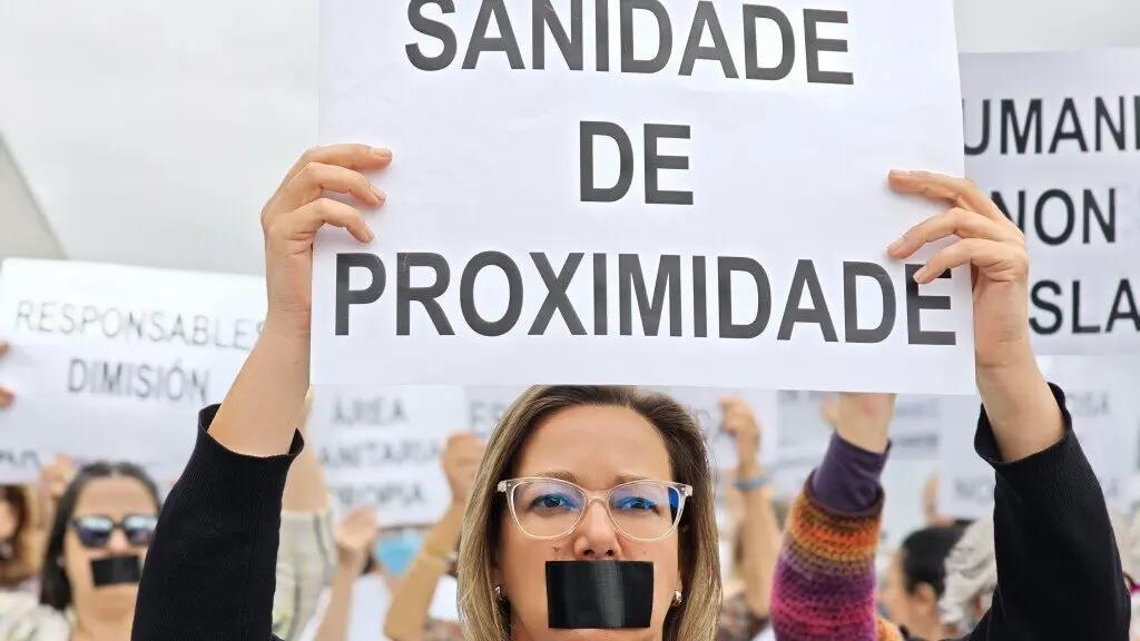 Mobilizaci&oacute;n no Hospital da Mari&ntilde;a, en Burela, este 23 de maio. (Foto: N&oacute;s Diario)