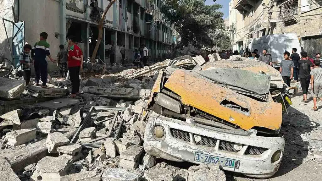 Persoas entre os cascallos 
dos edificios, esta segunda feira 26 de maio, en Gaza. (Foto: Khasan Alzaanin / TASS via ZUMA Pr / DPA v&iacute;a Europa Press)