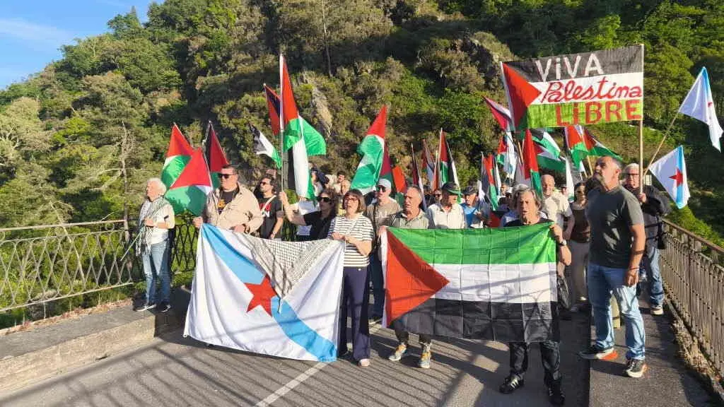 Concentraci&oacute;n en solidariedade con Palestina na 'ponte vella' dos Peares. (Foto: N&oacute;s Diario)