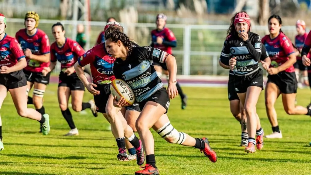 A capit&aacute; do CRAT Rialta da Coru&ntilde;a, Mariana Romero, avanzando co bal&oacute;n no partido ante o Eibar. (Foto: Jes&uacute;s Collar)