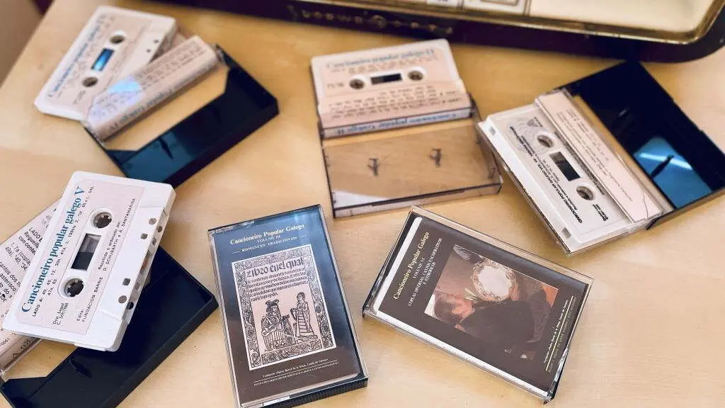 Casetes do 'Cancioneiro Popular Galego'. (Foto: Belén Bermejo)