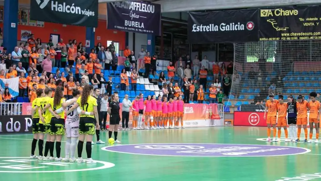 Minuto de silencio antes de comezar o partido polas v&iacute;timas do atropelo m&uacute;ltiple rexistrado en Burela. (Foto: CD Burela FS)