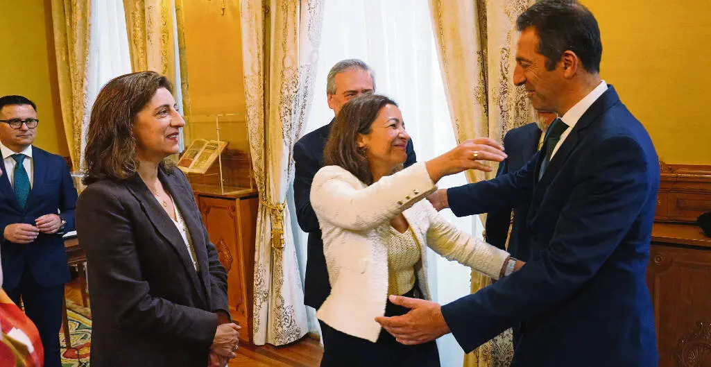 La nueva conselleira do Mar, Marta Villaverde y el hasta hoy conselleiro do Mar, Alfonso Villares, durante el acto de su toma de posesi&oacute;n en Pazo de Raxoi, a 5 de junio de 2025, en Santiago de Compostela, A Coru&ntilde;a (Espa&ntilde;a). Marta Villaverde toma posesi&oacute;n de su car tras la dimisi&oacute;n del anterior conselleiro Alfonso Villares despu&eacute;s de ser investigado por supuesta agresi&oacute;n sexual. Marta Villaverde era, desde abril de 2024 y hasta hoy la directora xeral de Desenvolvemento Pesqueiro.

&Aacute;lvaro Ballesteros / Europa Press
05 JUNIO 2025;SANTIAGO DE COMPOSTELA;MAR;CONSELLERA;MARTA VILLAVERDE
05/6/2025