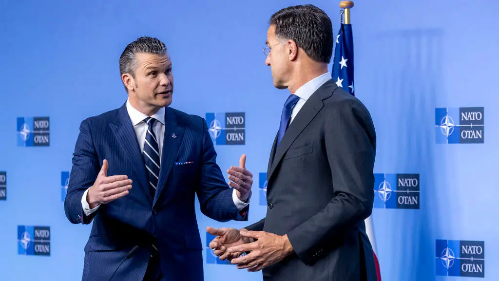 Pete Hegseth, secretario de Defensa dos Estados Unidos, e Mark Rutte, secretario xeral da OTAN, o 5 de xu&ntilde;o de 2025 en Bruxelas (B&eacute;lxica). (Foto: NATO / DPA v&iacute;a Europa Press)