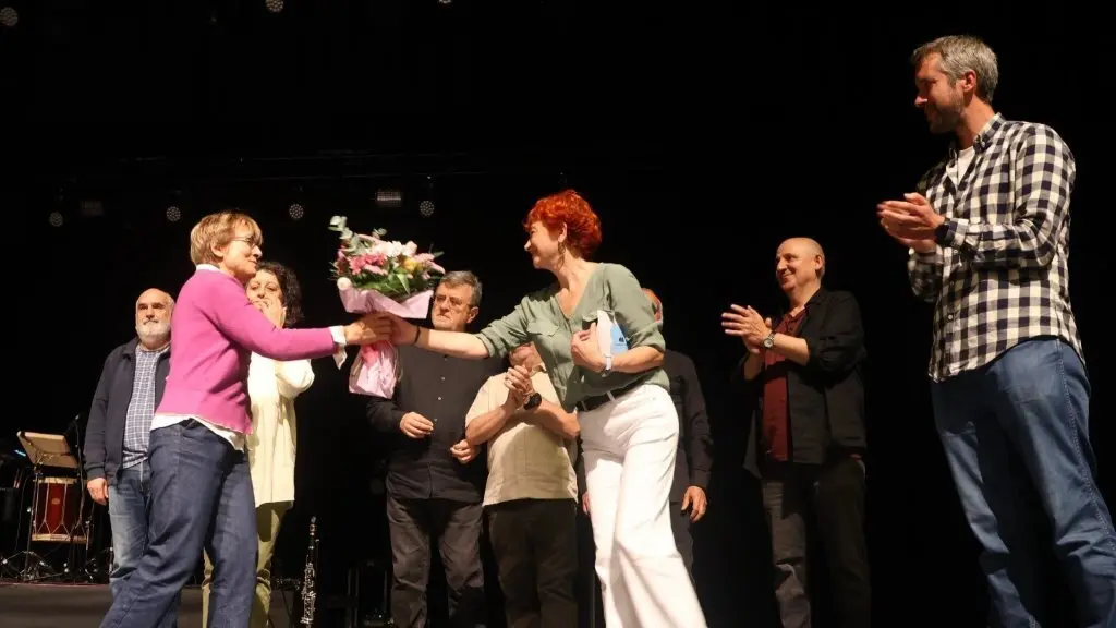 Maite Ferreiro entregando un ramo de flores a unha das integrantes de Fuxan os Ventos, este 5 de xu&ntilde;o en Lugo. (Foto: N&oacute;s Diario)