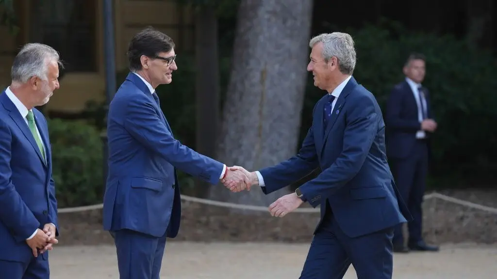 O president da Generalitat, Salvador Illa, recibe o presidente da Xunta da Galiza, Alfonso Rueda. (Foto: David Zorrakino / Europa Press)