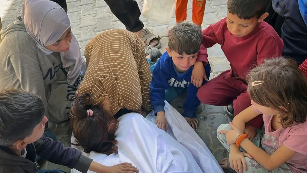 Crianzas palestinas choran a morte de familiares en bombardeos israel&iacute;s na cidade de Gaza a pasada terza. (Foto: Hadi Daoud / APA Images via ZUMA P / DPA)