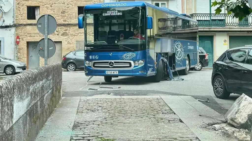 O autob&uacute;s roubado nas inmediaci&oacute;ns da ponte do Traba. (Foto: Cedida)