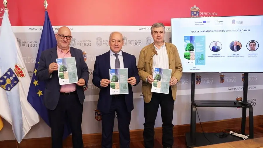 Xo&aacute;n V&aacute;zquez Mao, Jos&eacute; Tom&eacute; e Francesc C&aacute;rdenas este 10 de xu&ntilde;o. (Foto: Eixo Atl&aacute;ntico)