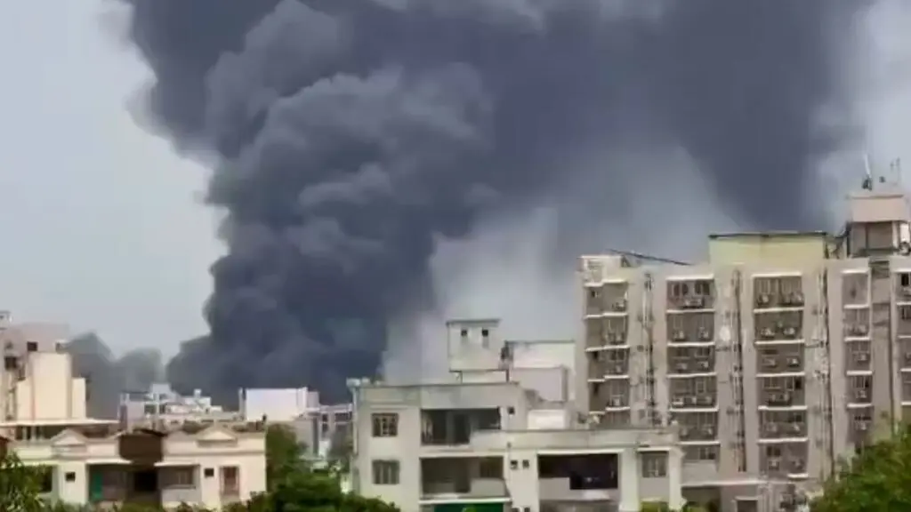 O accidente deixou &aacute; vista unha enorme columna de fume negro. (Foto: Sahil)