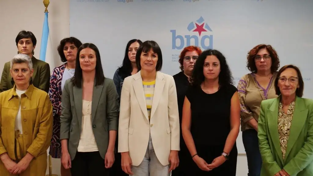 Ana Pont&oacute;n con deputadas do BNG, o 12 de xu&ntilde;o. (Foto: N&oacute;s Diario)