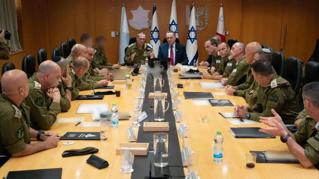 O ministro de Defensa israel&iacute;, Israel katz, xunto a altos mandos militares reunidos este 13 de xu&ntilde;o. (Foto: Ministerio de Defensa de Israel)
