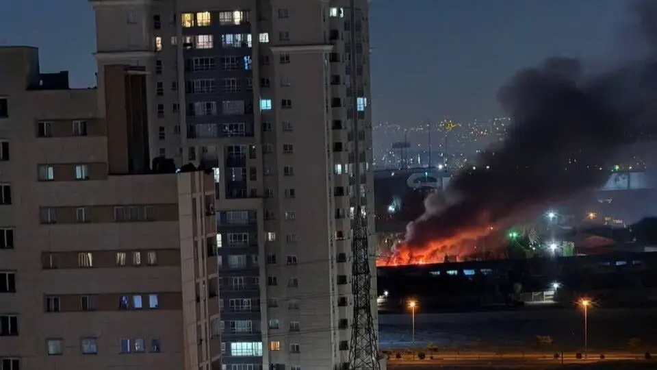 Unha columna de fume el&eacute;vase dobre a cidade de Teher&aacute;n, capital de Ir&aacute;n, un dos obxectivos dos ataques a&eacute;reos israel&iacute;s. (Foto: Sepahnews / ZUMA Press Wire / dpa)