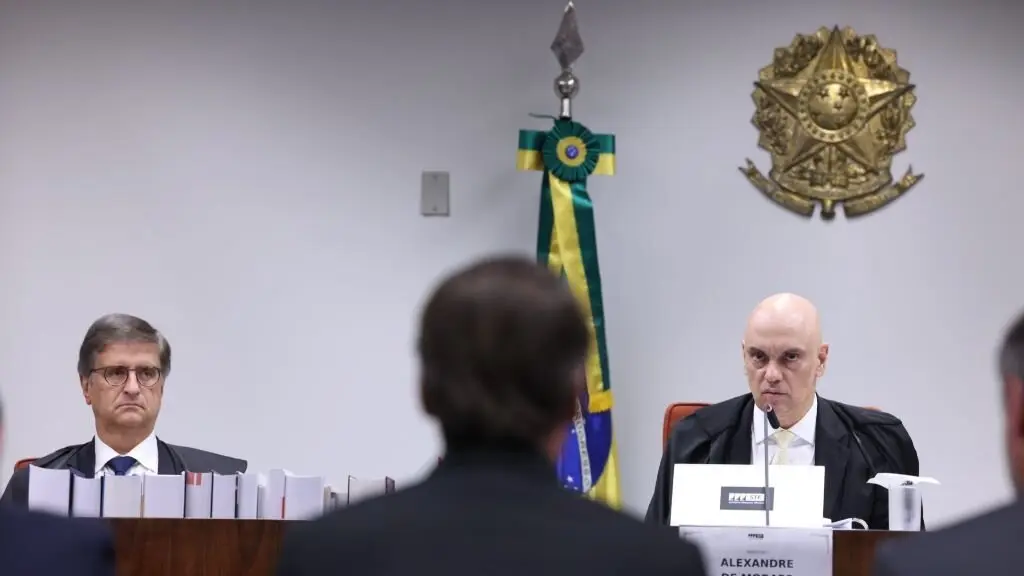 Jair Bolsonaro, de costas, declarou ante o xu&iacute;z Alexandre de Moraes no Tribunal Supremo a pasada terza feira. (Foto: Antonio Augusto / Tribunal Supremo do Brasil / dpa)