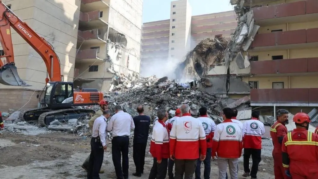 Equipos de rescate este 14 de xu&ntilde;o ante un edificio derrubado polos ataques de Israel do d&iacute;a anterior contra a cidade de Teher&aacute;n. (Foto: Europa Press / Contacto / Ircs)