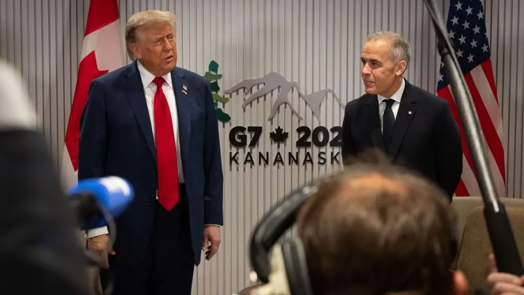 Donald Trump xunto ao primeiro ministro de Canad&aacute;, Mark Carney no cume do G-7. (Foto: Oficina do primeiro ministro de Canad&aacute;)