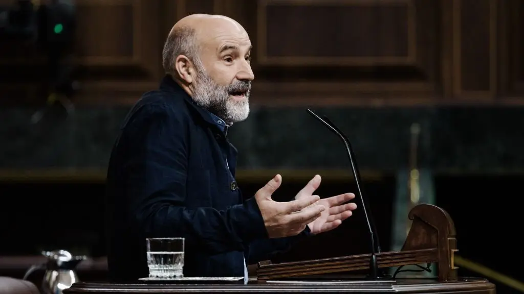 O deputado nacionalista N&eacute;stor Rego no Congreso este 19 de xu&ntilde;o. (Foto: Carlos Luj&aacute;n / Europa Press)