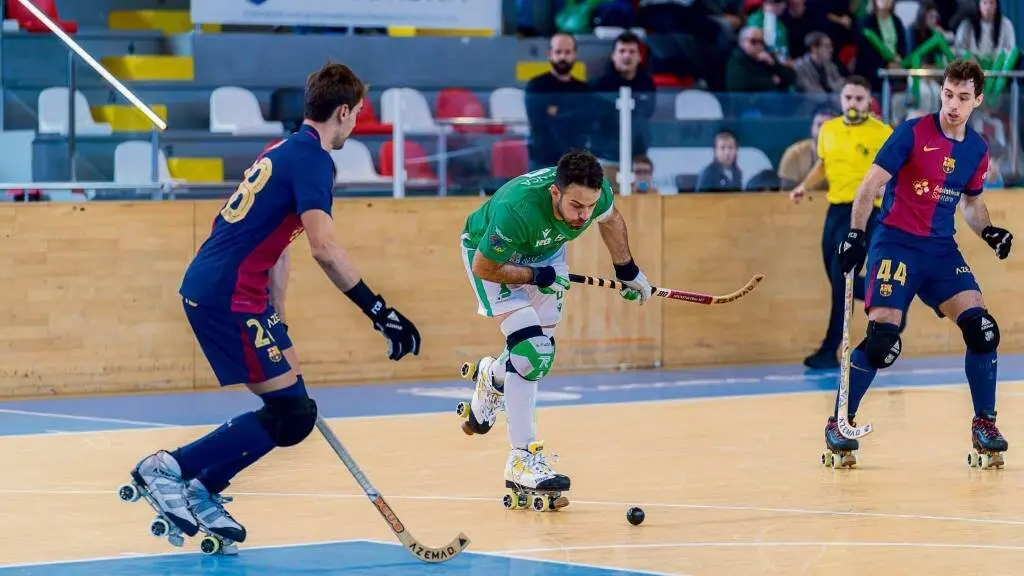 David Torres movendo a b&oacute;la no &uacute;ltimo partido entre o Deportivo Liceo e o Bar&ccedil;a. (Foto: Manu Boutureira)