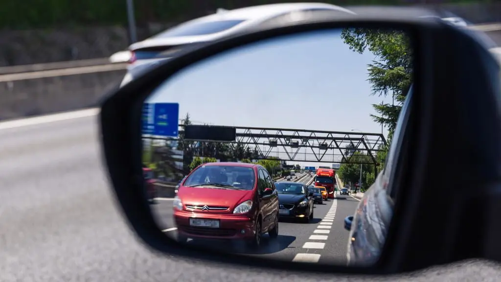 Varios veh&iacute;culos na autov&iacute;a A-6. (Foto: Carlos Luj&aacute;n / Europa Press)