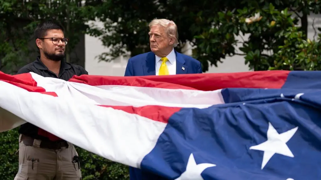 Donald Trump observa o izado da bandeira dos EUA nos xard&iacute;ns da Casa Branca o pasado 18 de xu&ntilde;o. (Foto: Andrea Hanks / White House)