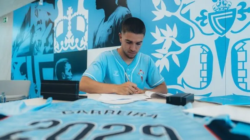 Sergio Carreira asinando, o 23 de xu&ntilde;o. (Foto: RC Celta)