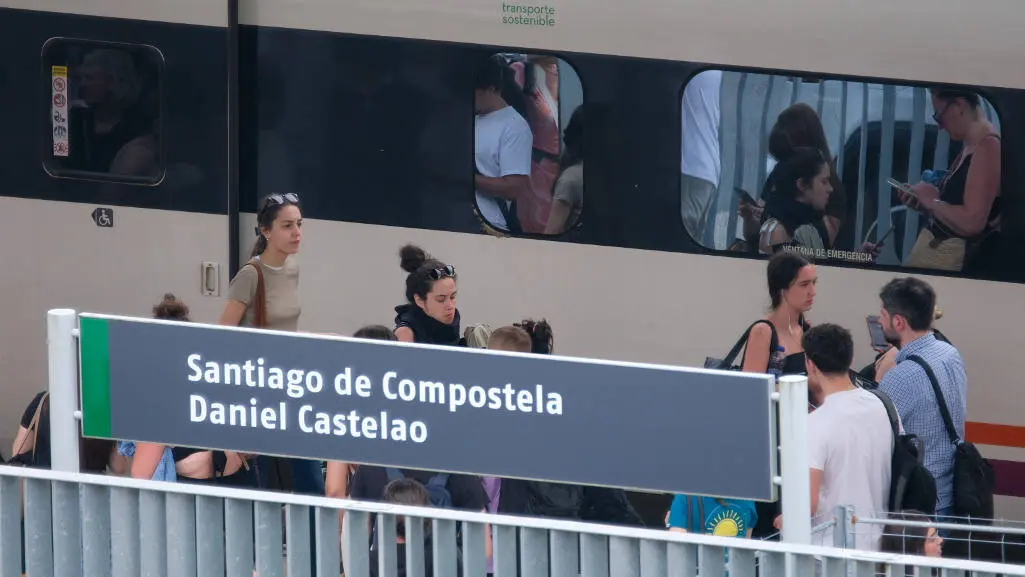 Arquivo | Viaxeiras e viaxeiros na estaci&oacute;n de tren de Santiago de Compostela. (Foto: Arxina)